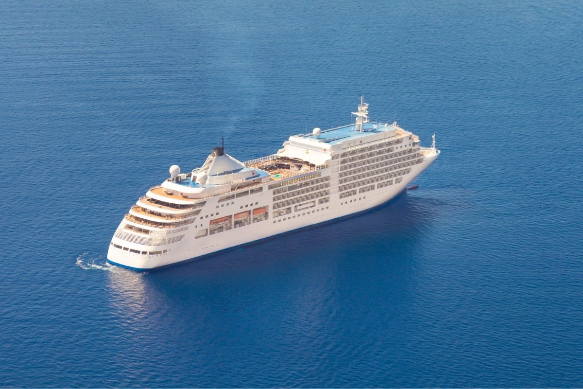 image1 A cruise traveling around the large ocean