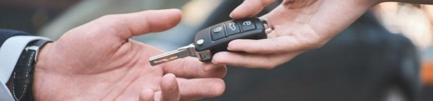 2 hands holding the car keys during car deals